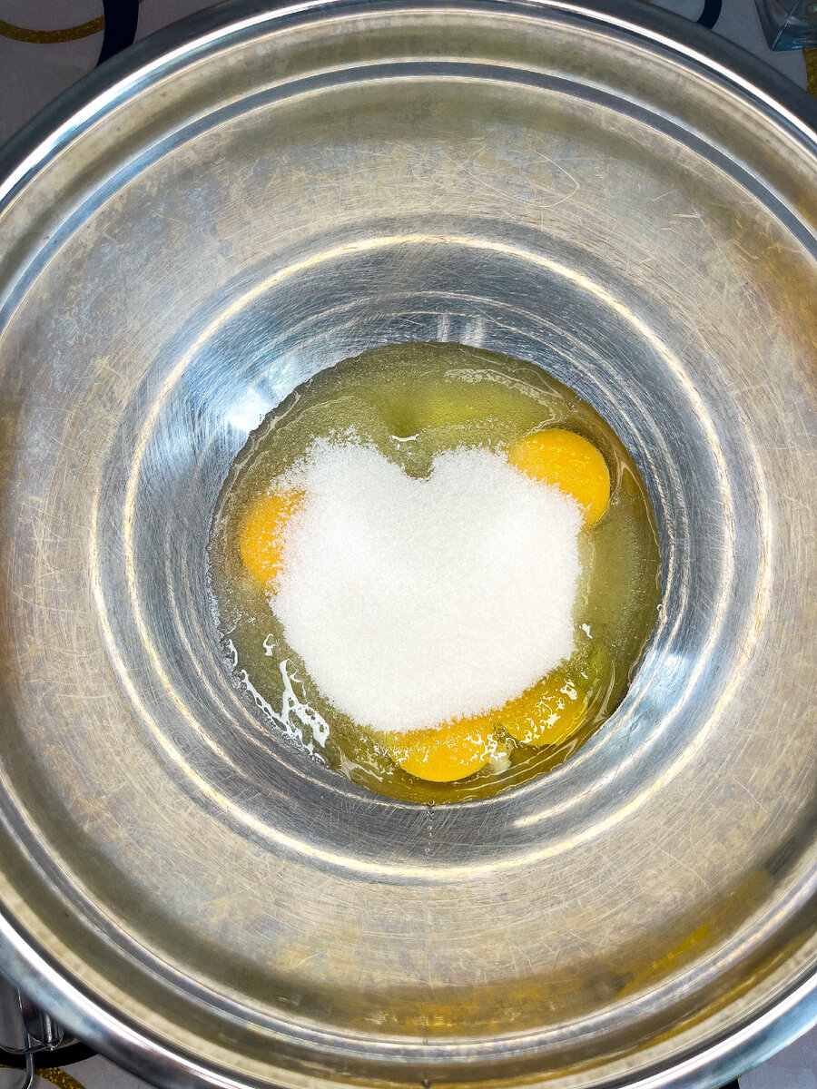 Сахара может добавить больше или меньше, лично я добавляю меньше стакана, потому что не очень люблю сладкое, но в рецепте указано количество сахара для сладкого пирога)