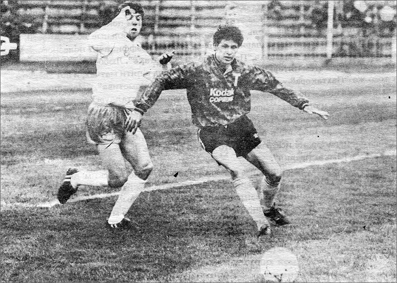 «Торпедо» - «Динамо» (Минск) – 0:1. Торпедовец Николай Савичев (в тёмном) и минчанин Дмитрий Климович.