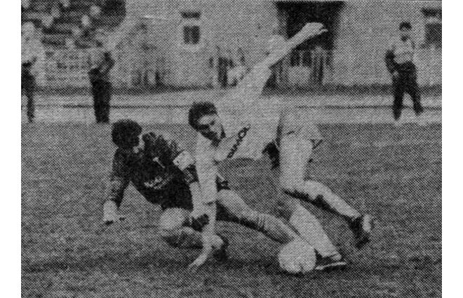 «Торпедо» - «Динамо» (Минск) – 0:1. Торпедовец Александр Полукаров (в тёмном) и динамовец Валерий Величко.