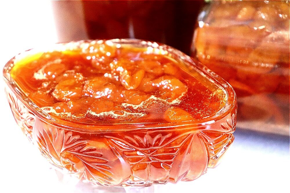 В этом году большой урожай жёлтой черешни, компоты уже накрутили и ещё осталась ягода, решила сварить варенье. Получилось очень вкусно и ароматно. 