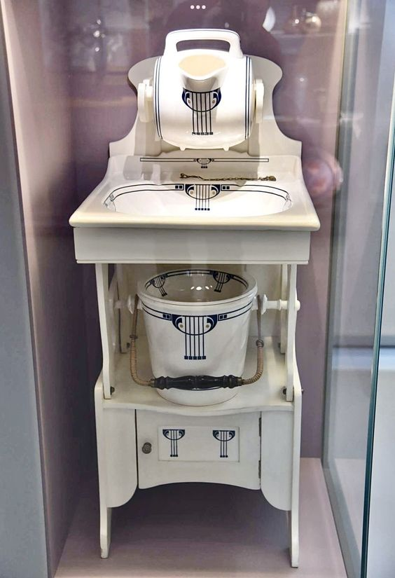 Красивый рукомойник с опрокидывающейся чашей, фарфоровой посудой и эмалью. Источник https://ru.pinterest.com/pin/30258628743162336/