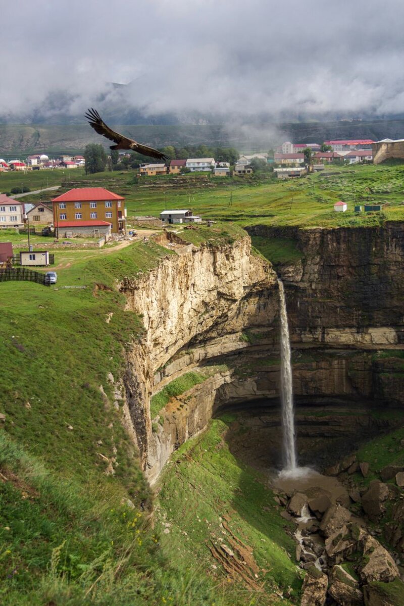 Дагестан, земля сказочных пейзажей и удивительной природы, привлекает туристов со всего мира. Одним из самых впечатляющих мест для посещения является водопад Тобот.-1-3