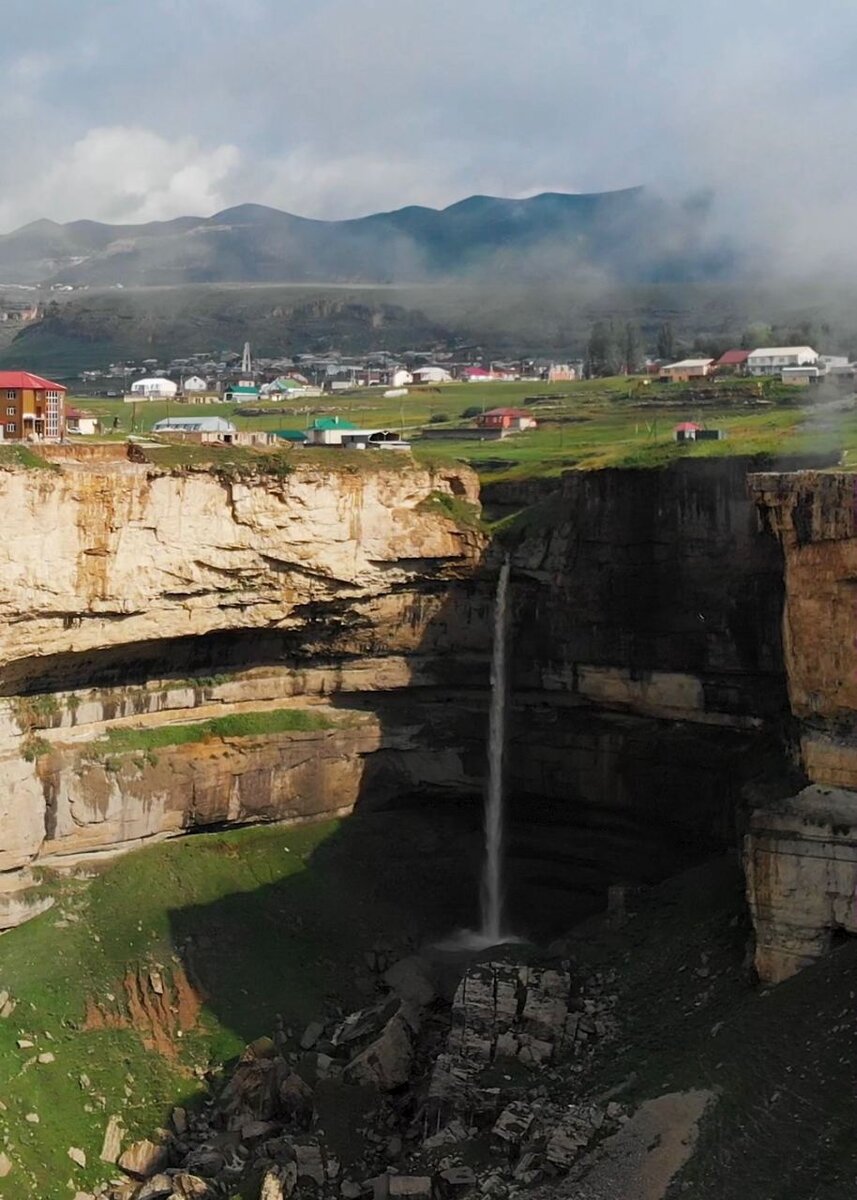 Дагестан, земля сказочных пейзажей и удивительной природы, привлекает туристов со всего мира. Одним из самых впечатляющих мест для посещения является водопад Тобот.-1-2