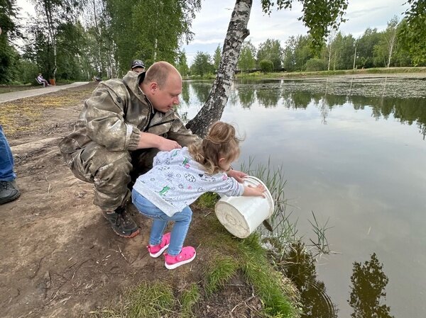    В Новоталицкий пруд дети выпустили белых амуров и толстолобиков