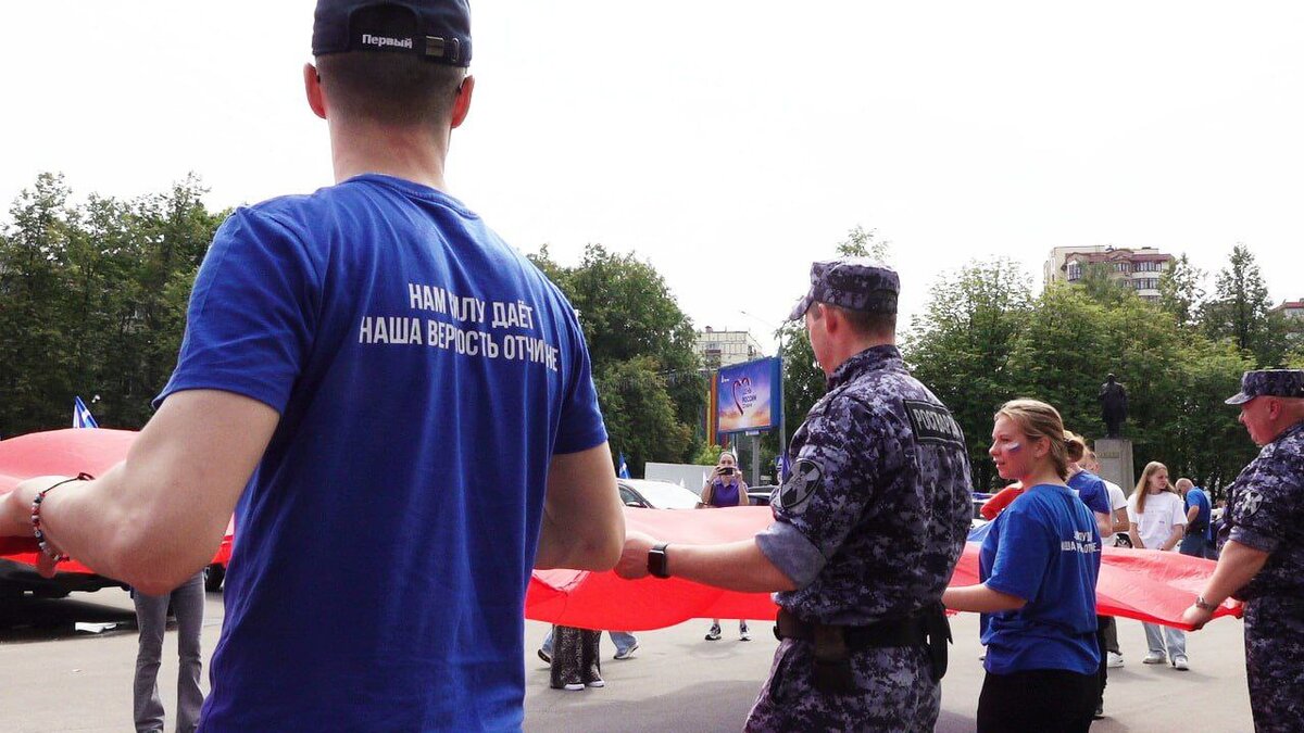 В Подмосковье росгвардейцы приняли участие в масштабном автопробеге,  посвященном Дню России | Росгвардия. Московская область | Дзен