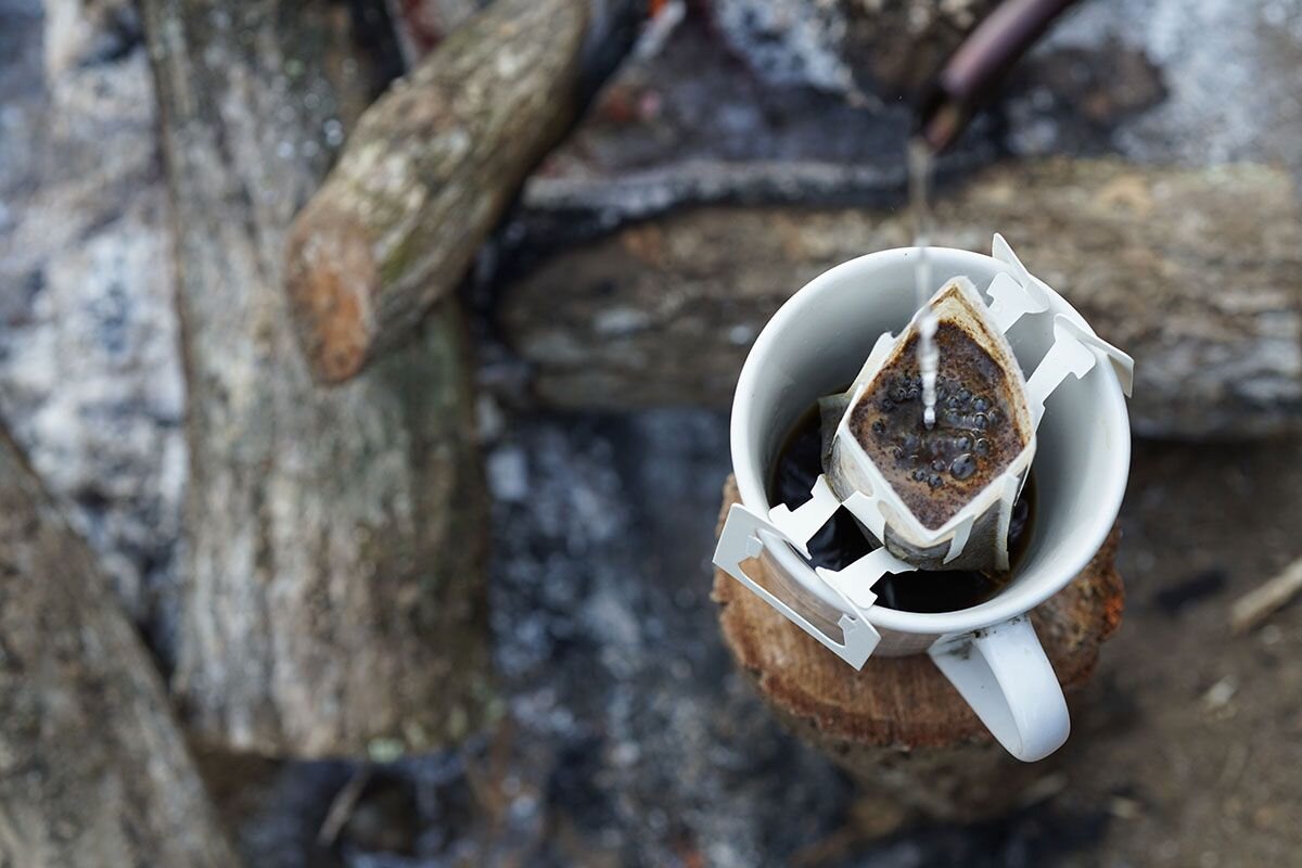 Если вы любите походы, но на дух не переносите растворимый кофе, берите с собой дрипы. Их просто заварить даже у костра. Источник: Shutterstock📷
