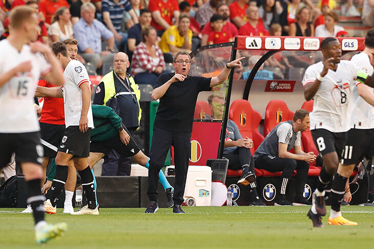 тренер сборной Австрии дает указания футболистам во время матча