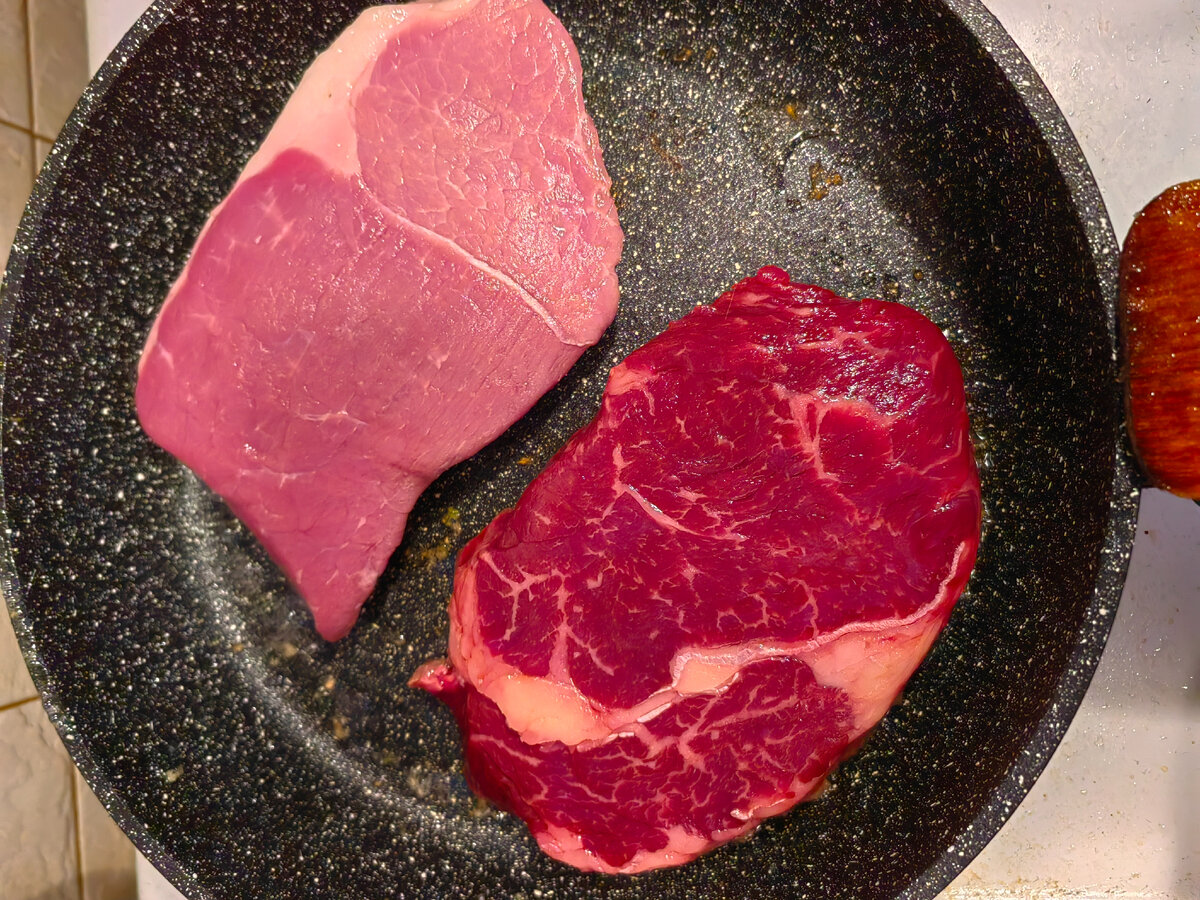 Слева стейк из молодого телёнка, справа рибай 