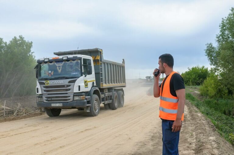    В Оренбуржье по нацпроекту ремонтируются дороги к небольшим населенным пунктам Андрей Севостьянов