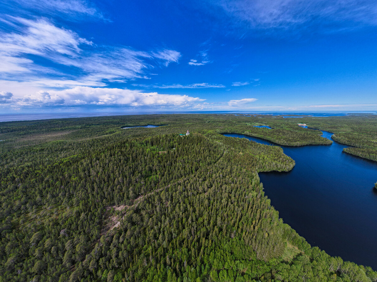Одна из фотографий, так удивившая китайцев - голубое небо отражается в голубых озёрах Соловков. Вид на Секирную гору.