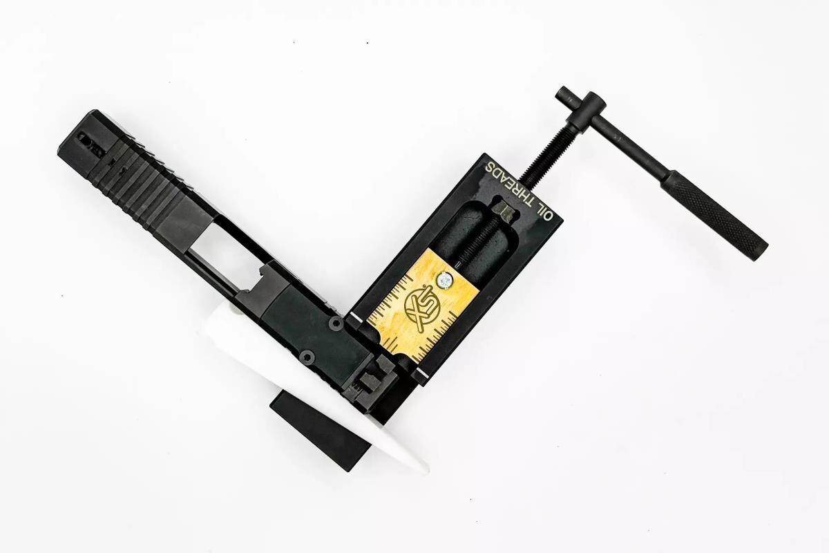 Прицелы серии Gunsmith от компании XS Sights пользуются высокой популярностью среди пользователей. Полимерный клин обеспечивает надёжную фиксацию затвора, а латунный толкатель защищает прицел в процессе установки. Конструкция, при которой толкающий винт находится в одной плоскости с «ласточкиным хвостом», позволяет значительно снизить необходимое усилие по сравнению с аналогичными инструментами.