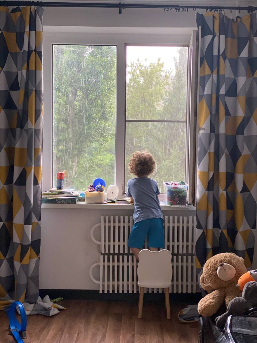 Кирка смотрит в окно и понимает: его прогулка на сегодня, кажется, не состоится (((