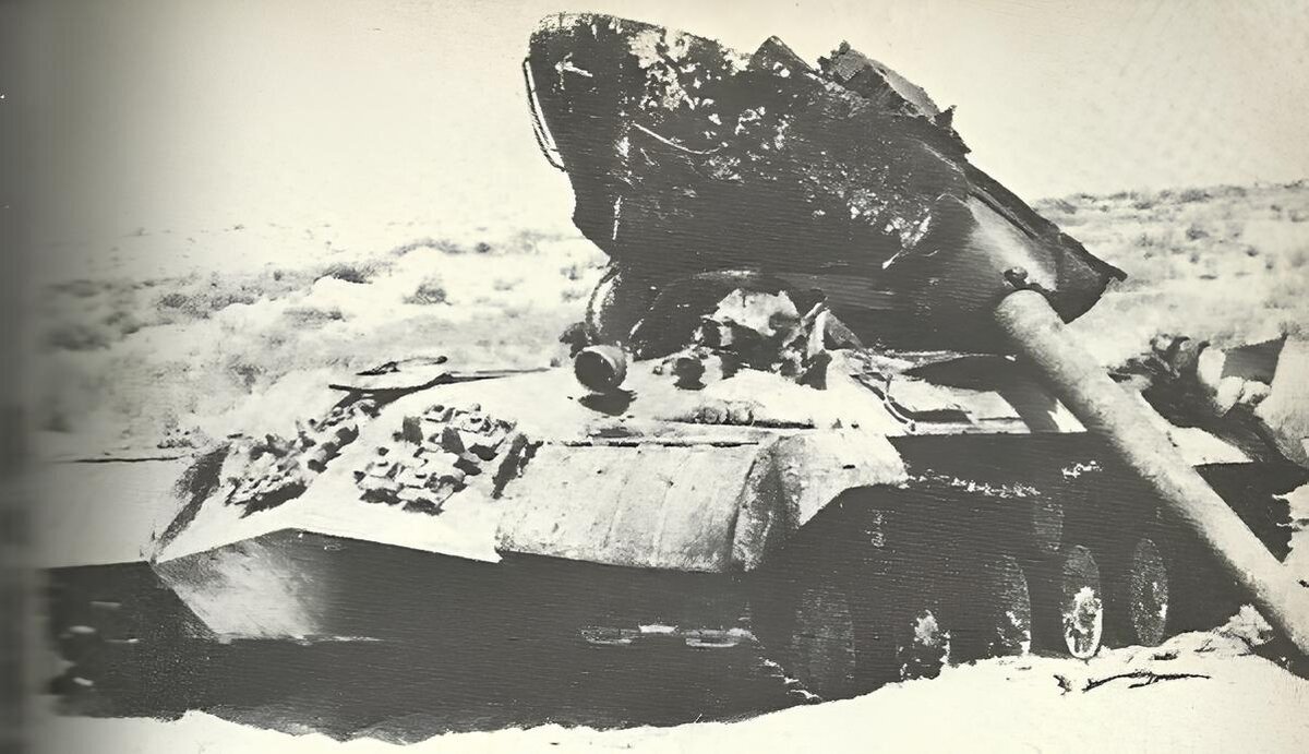 Уничтоженный т-72б3. Истребили 3. Гигантская птица моа. Бмп 2 всу. Истребили 3.