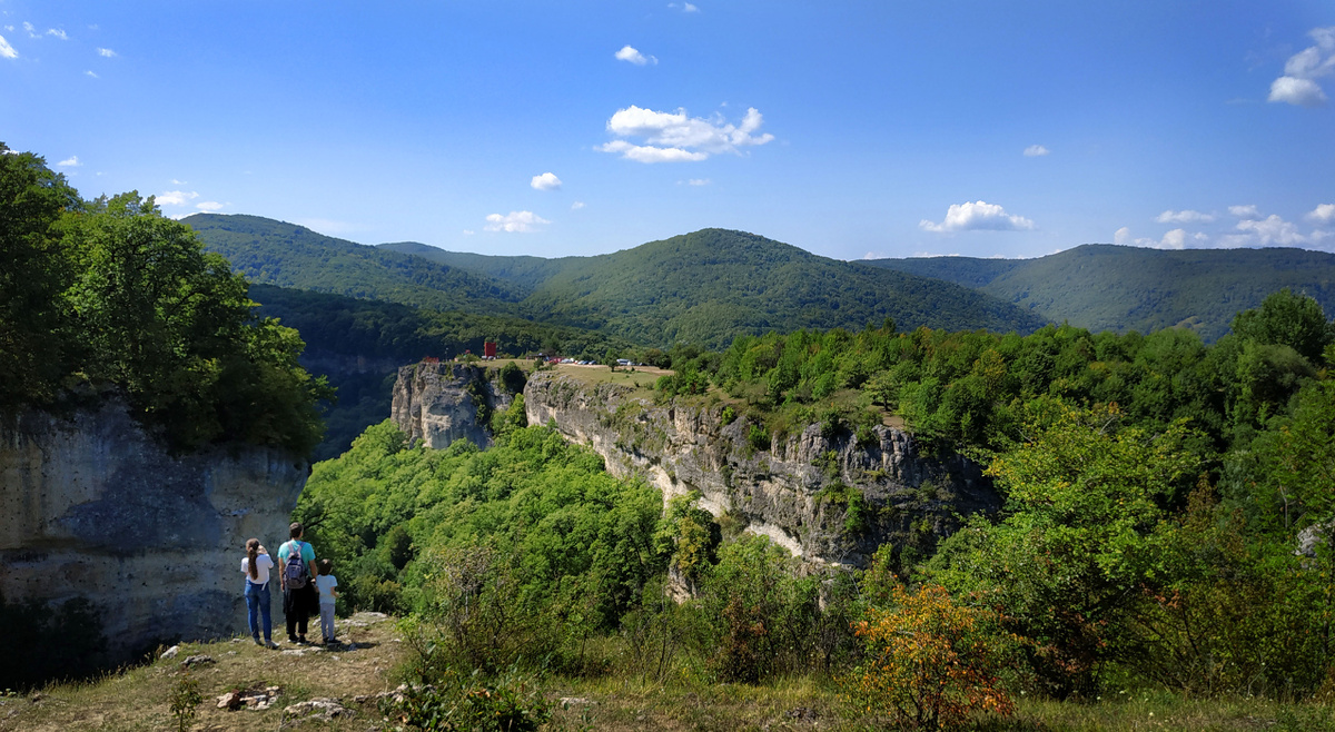 Экстрим-парк находится на большой поляне на краю ущелья