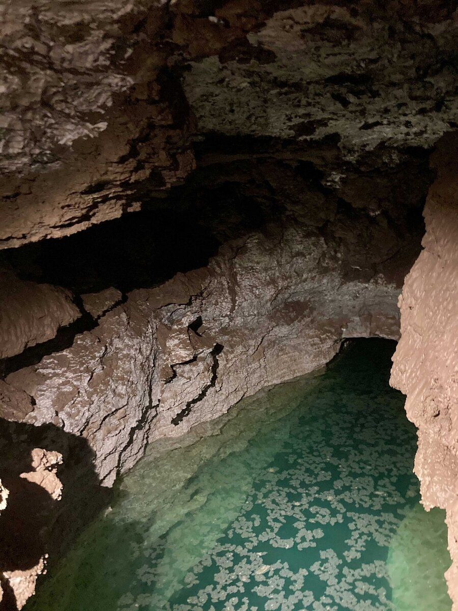 Подземное озеро в пещере Бабиногорская