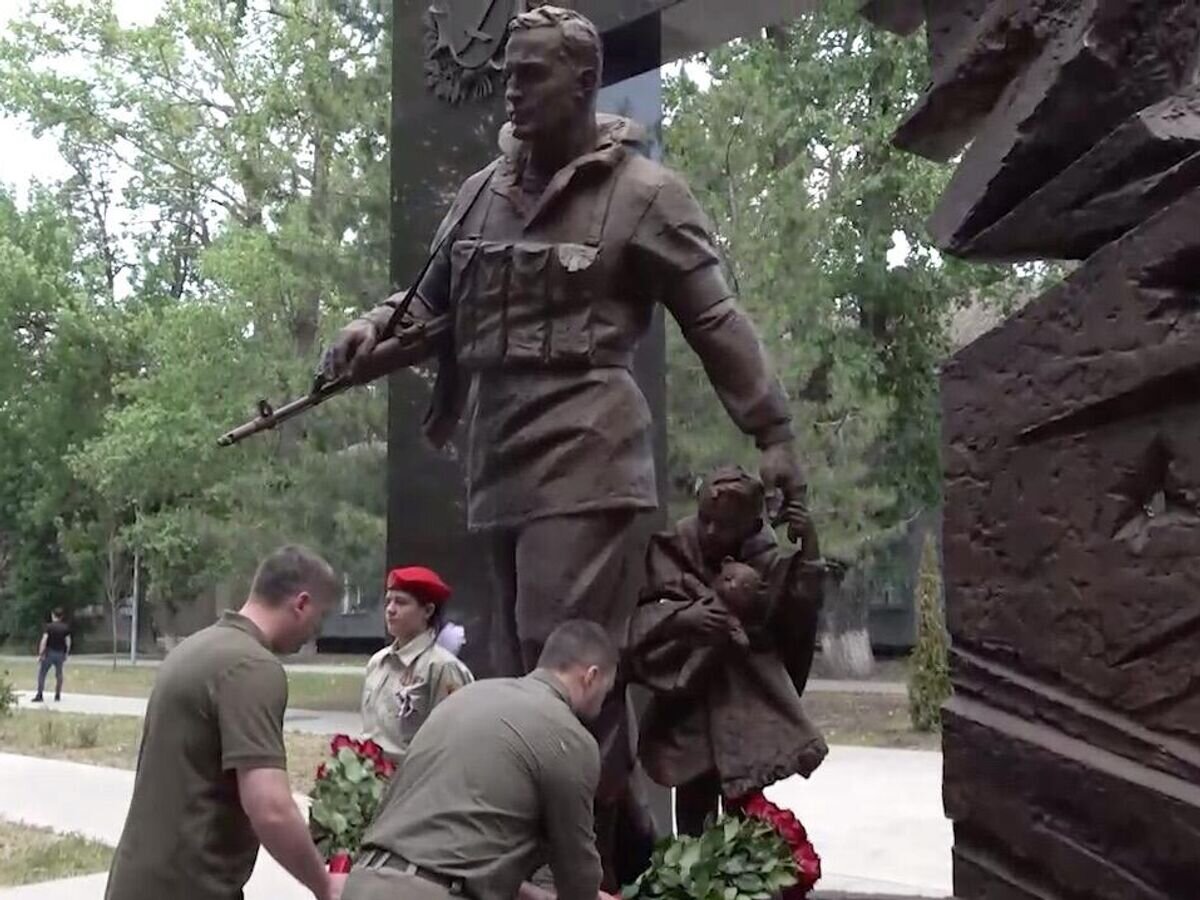    Памятник защитникам Донецкой Народной Республики "Героям необъявленной войны" в Харцызске. Кадр видео© пресс-служба главы ДНР