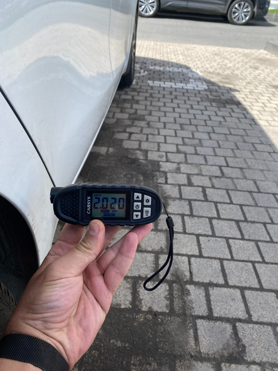 2020 микрон на заднем крыле автомобиля