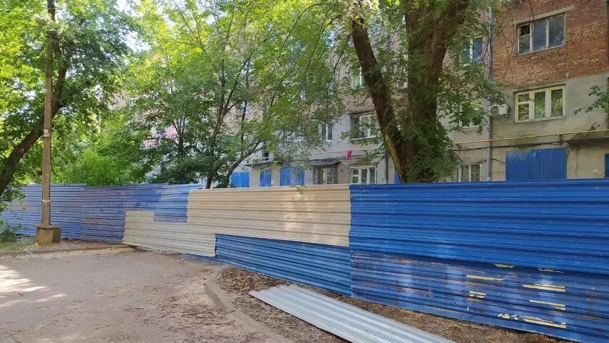 Власти возвели забор возле обрушившегося здания, заколотили двери и окна. Фото: RostovGazeta