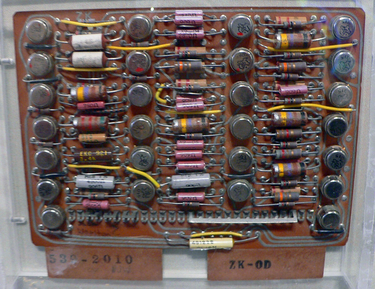 Печатная плата ЭВМ IBM 7030 Stretch. Изображение: Mark Pellegrini, CC BY-SA 1.0, commons.wikimedia.org