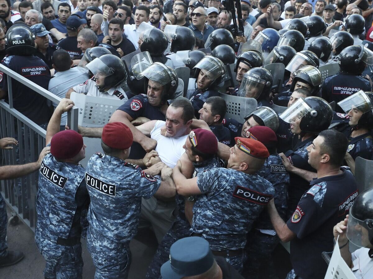    Полиция преграждает путь протестующим во время митинга против премьер-министра Никола Пашиняна в Ереване, Армения© AP Photo / Vahram Baghdasaryan