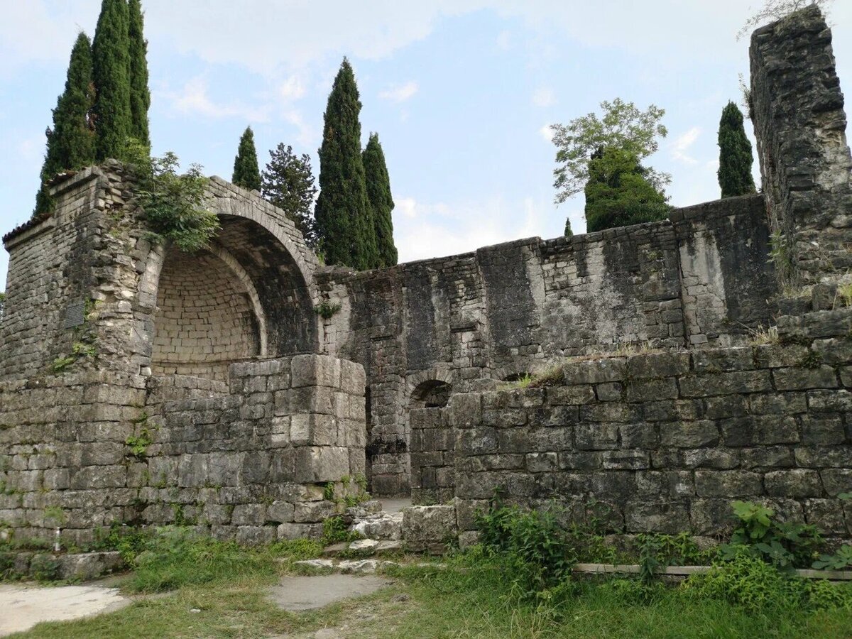 Базилика — единственный храм Абхазии, для постройки которого использовали мрамор. Фото: Анастасия Сорокина / Яндекс Карты