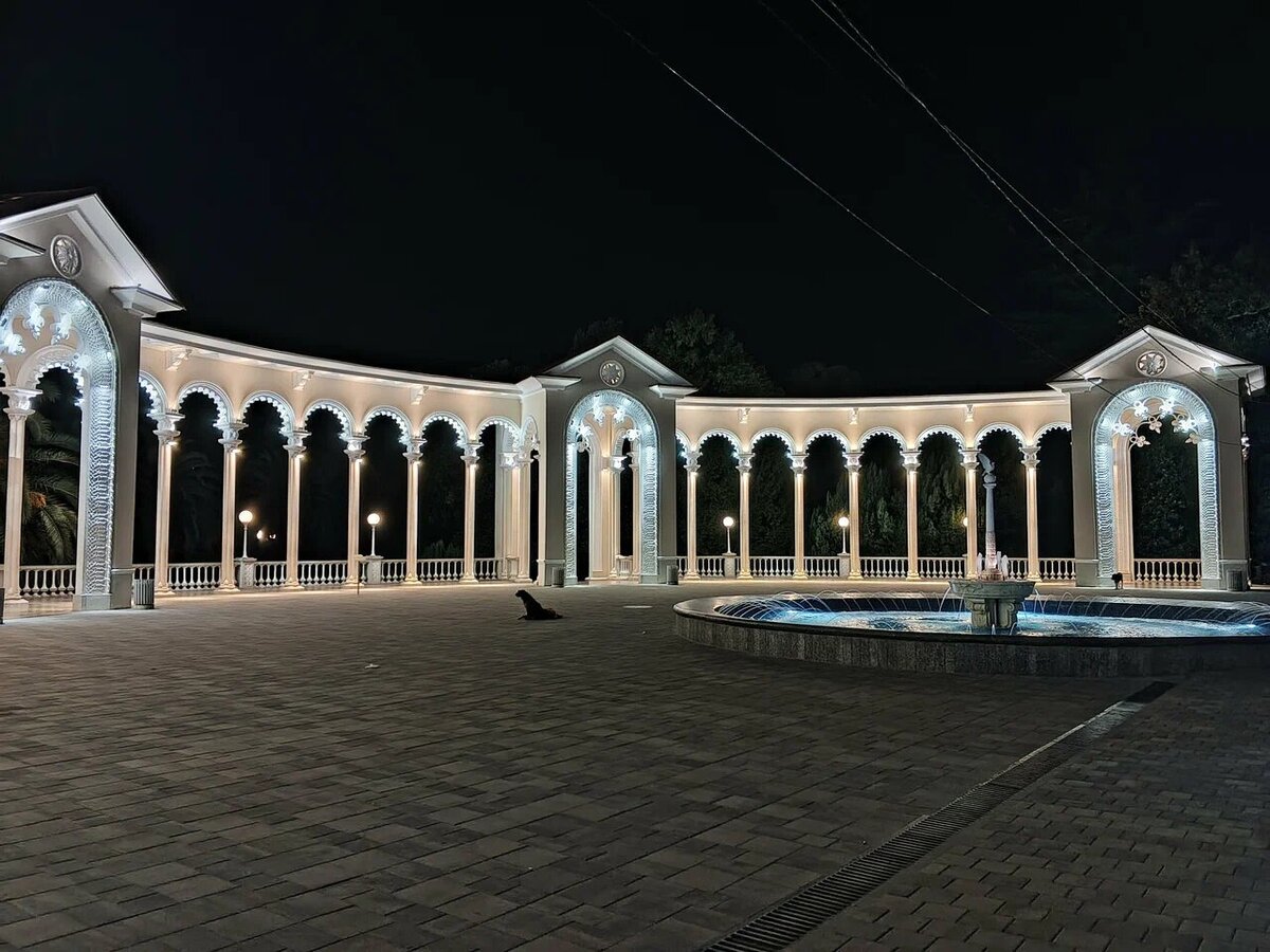 После заката с включённой подсветкой колоннада выглядит ещё красивее. Фото: Илья Моисеенко / Яндекс Карты
