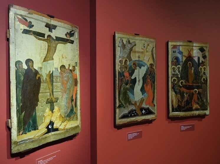     Икона «Распятие» (слева) была возвращена в Новгородскую область спустя 80 лет после ее похищения. Фото: novreg.ru