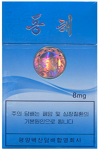"Donghae".  Северная Корея, 2013 год. 20 штук, с фильтром, в боксе, обернутом целлофаном. Смола 8 мг, никотин 1,0 мг. Производитель: Совместное предприятие Пхеньян Пэксан Тобакко, владелец торговой марки: Государственная табачная монополия Северной Кореи.