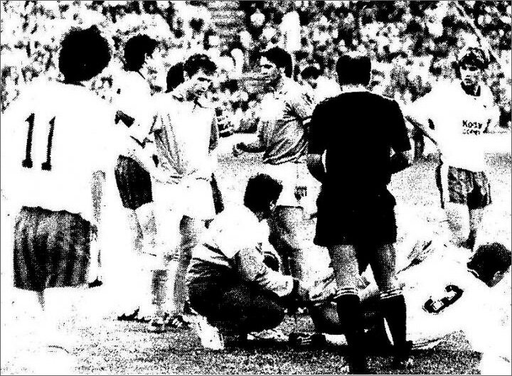 «Динамо» (Минск) – «Торпедо» - 0:0. Торпедовские врачи оказывают помощь Андрею Калайчеву (№3). Слева направо в белых футболках торпедовцы Сергей Агашков (№11), Николай Савичев и Сергей Шустиков. В центре в тёмном минчане Аудрюс Жута и Виктор Сокол (капитан).