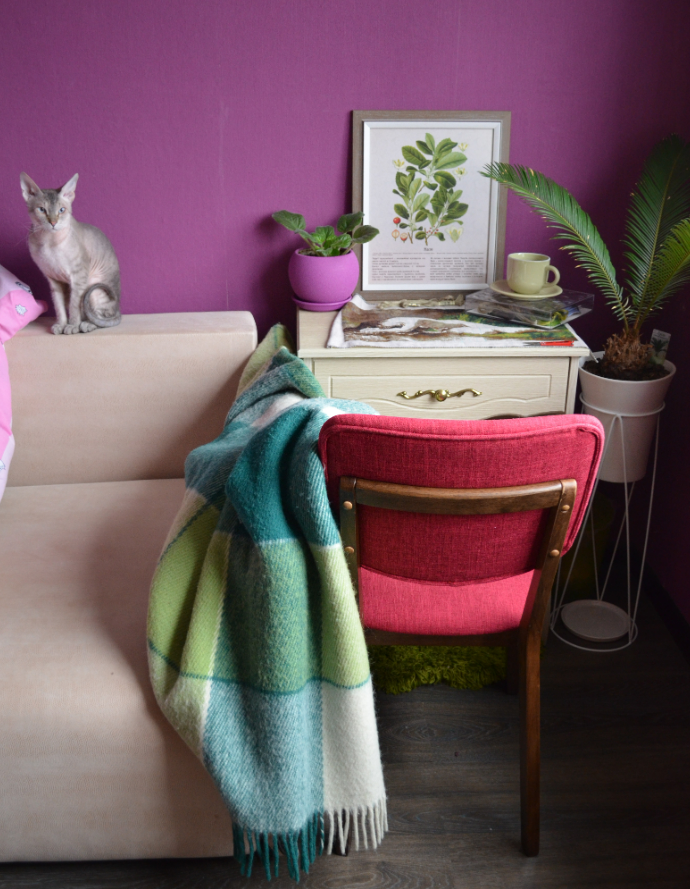 Даже Морфея не выгонишь 🙂 так сильно он любит играть с нитками и фотографироваться. 