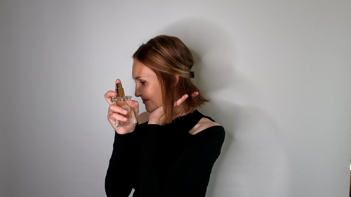 Теперь я парфюм ношу на волосах. 