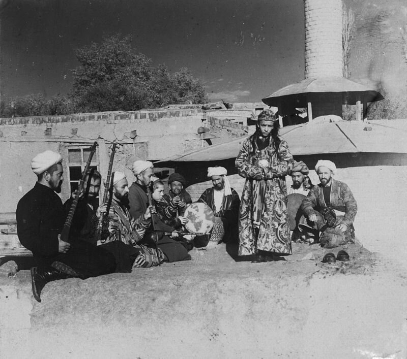 Мальчик "бази" в танцует в женской одежде. Самарканд, 1915