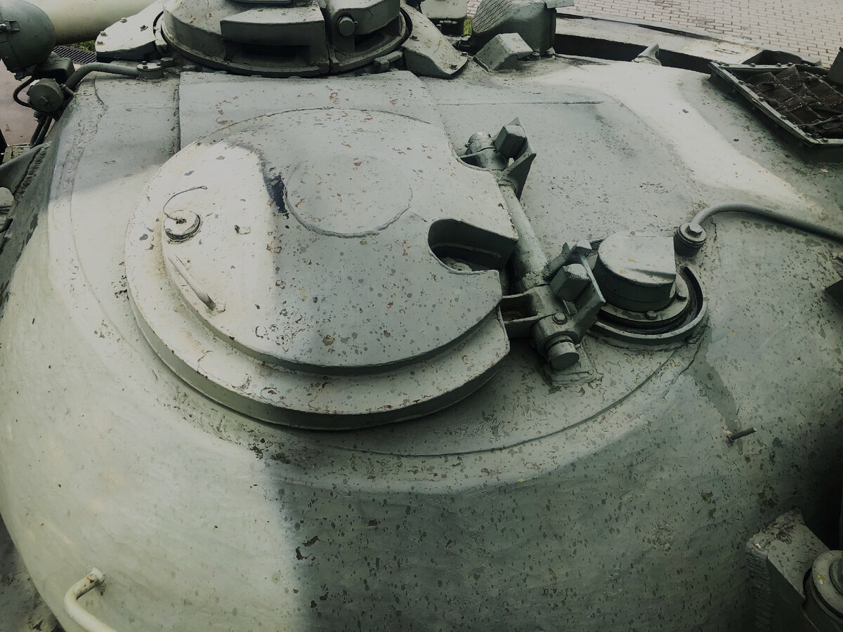 Крепление противорадиационного надбоя на люке заряжающего ( на танках без зенитного пулемета).