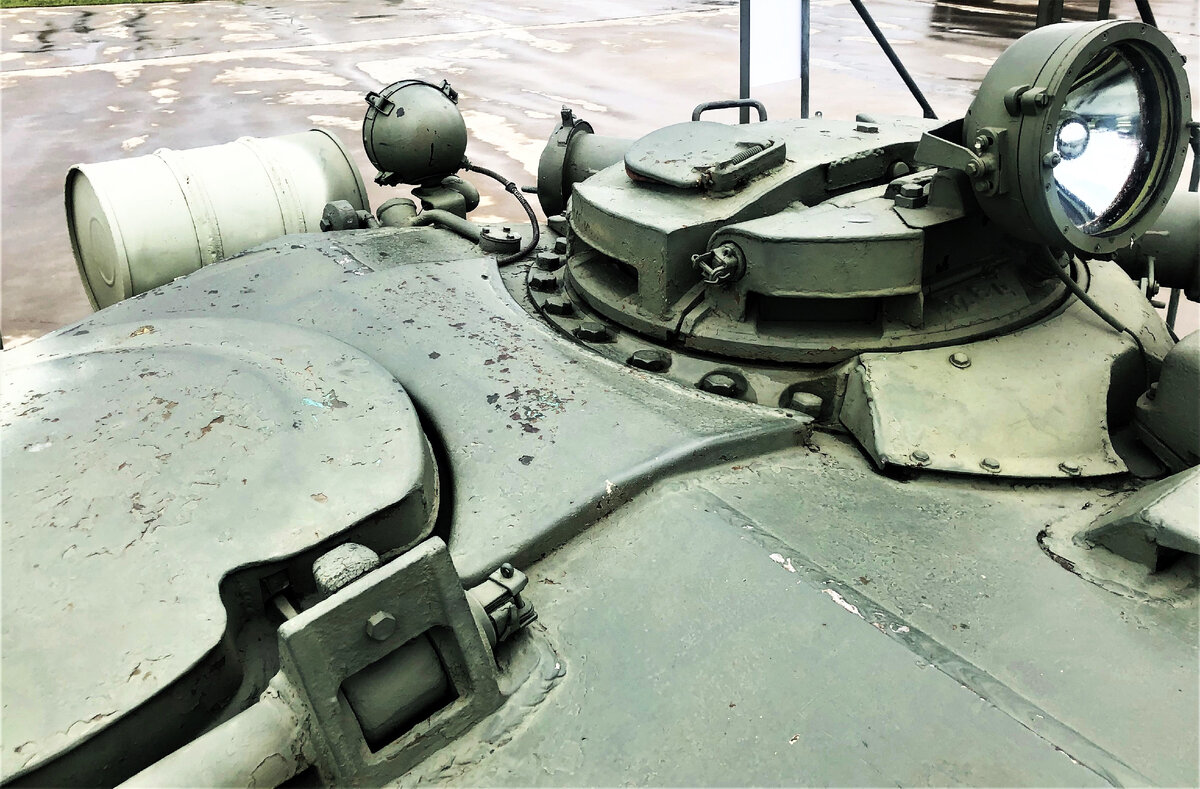 Установка надбоя на командирской башенке и крыше башни.