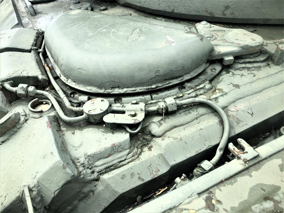 Установка надбоя на крышке люка механика-водителя.