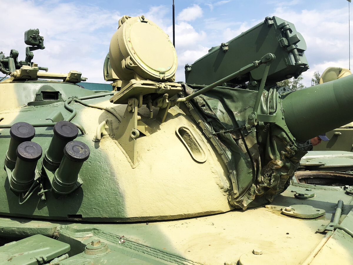 Установка приемоперелатчика лазерного дальномера, и инфракрасного осветителя "Луна-2". Левее маски пушки- амбразура спаренного пулемета ПКТ. Видны также консоли с дымовыми гранатометами системы "Туча". 