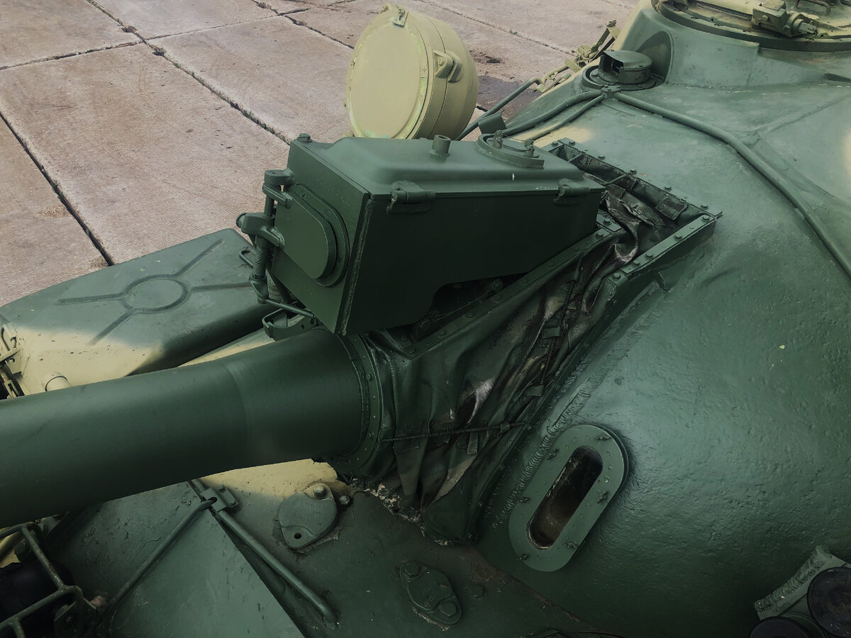 Диапазон измеряемых дальностей составляет от 500 до 4000 метров; точность измерения-10 метров.