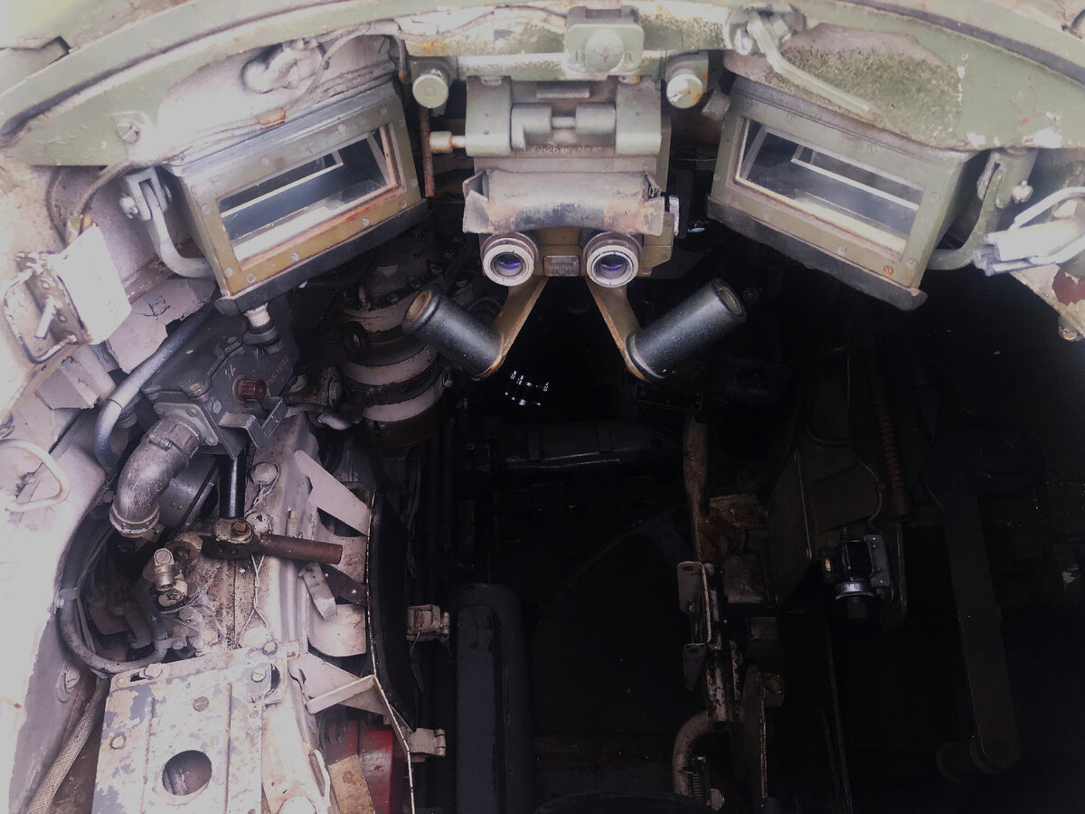 Вид на рабочее место командира. На переднем плане -бинокулярный прибор наблюдения ТПКУ-2Б и два призменных однократных прибора наблюдения.