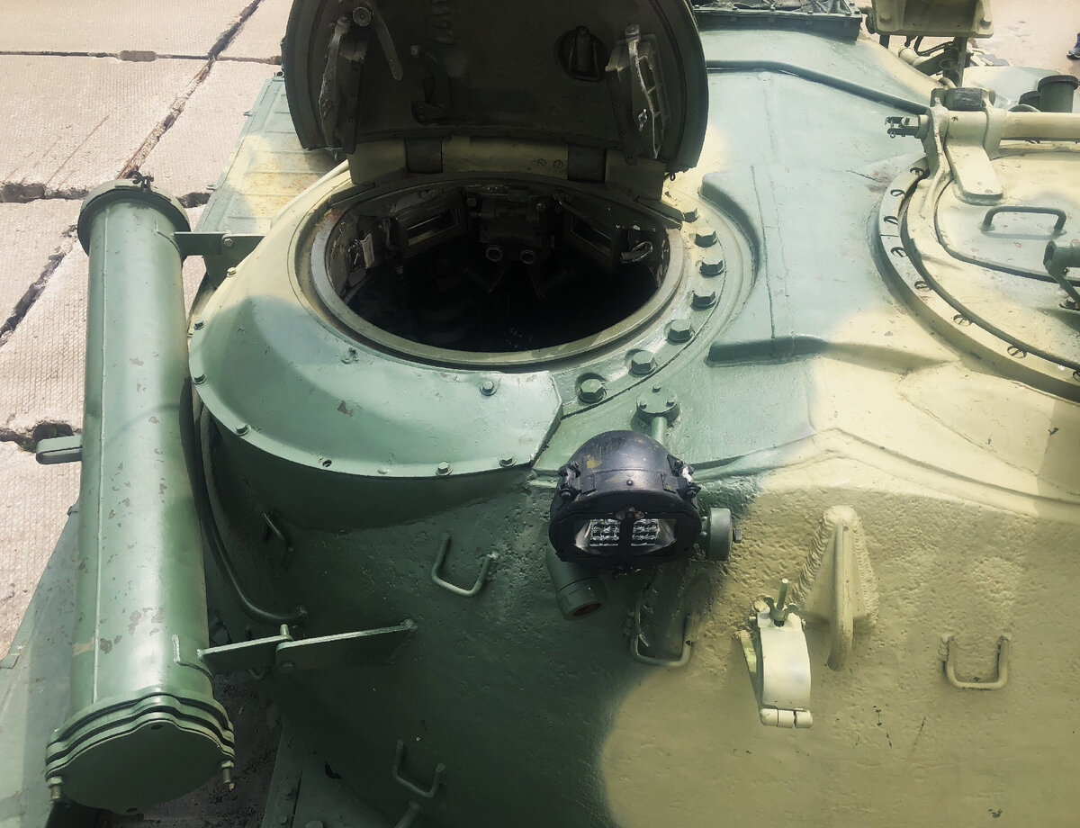 Крепление воздухопитающей трубы ОПВТ на левом борту башни.