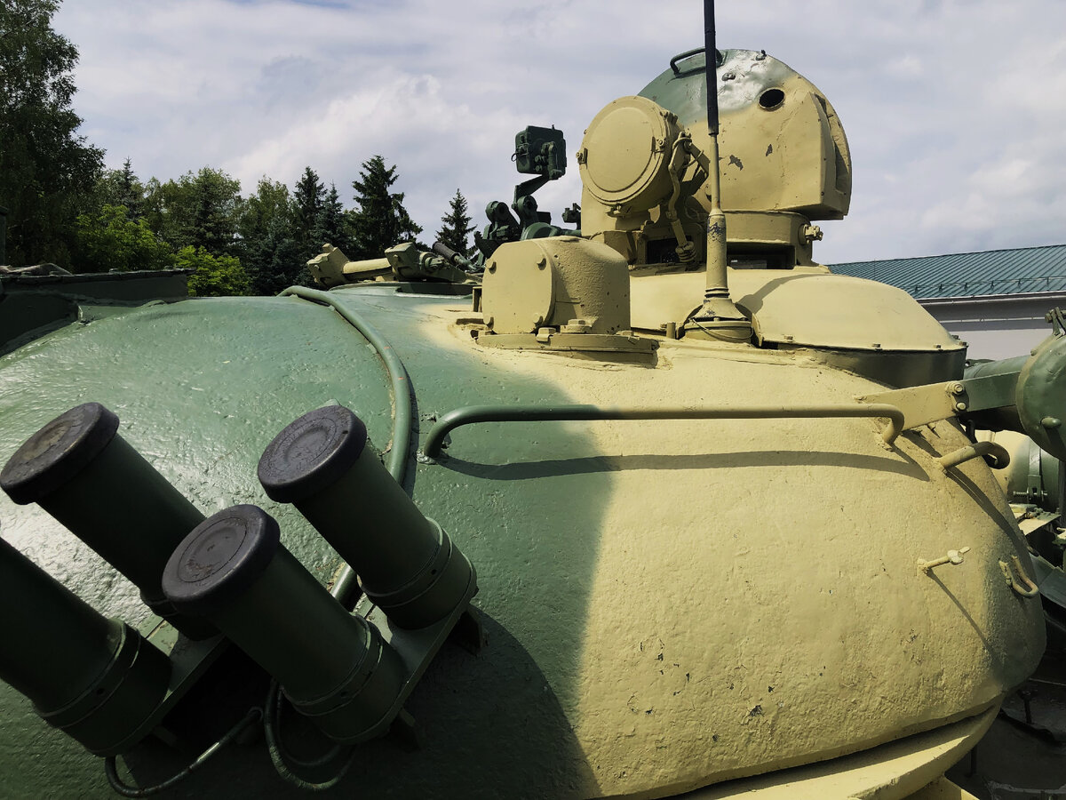 Защитный колпак ночного прицела ТПН1 и антенный ввод радиостанции Р-123М.