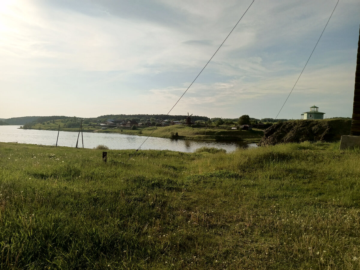 Обратите внимание, на другом берегу стоит мельница