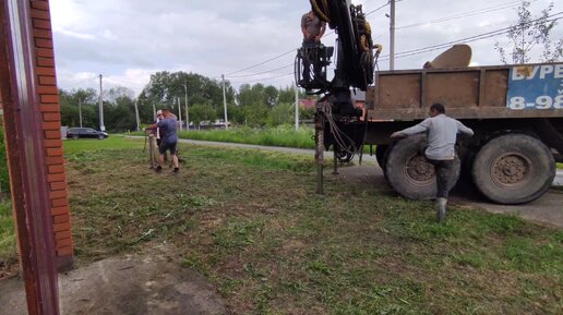 Боремся с травой, выдираем корни деревьев.We fight the grass, pull out tree roots.