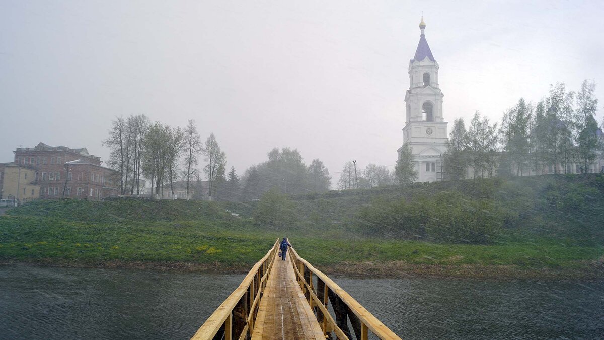 Один из деревянных мостов в центре Кашина. Помните майский снегопад? Он застал меня в Кашине. Листайте галерею, чтобы увидеть ещё фото