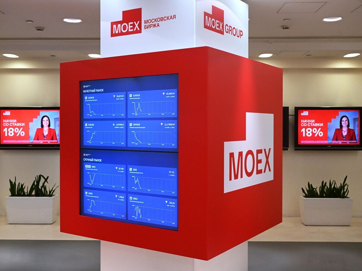    Монитор с котировками фондового и валютного рынков на экране в здании Московской биржи© РИА Новости / Сергей Гунеев