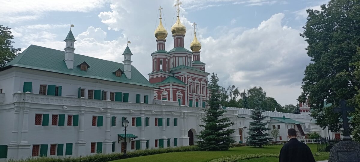 Вот такую красоту можно там увидеть. Сначала я думала, что там будет скучно, но этот монастырь смог меня переубедить.
