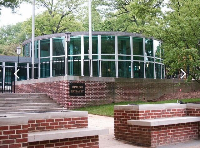 Вход в посольство Великобритании. Фото из интернета