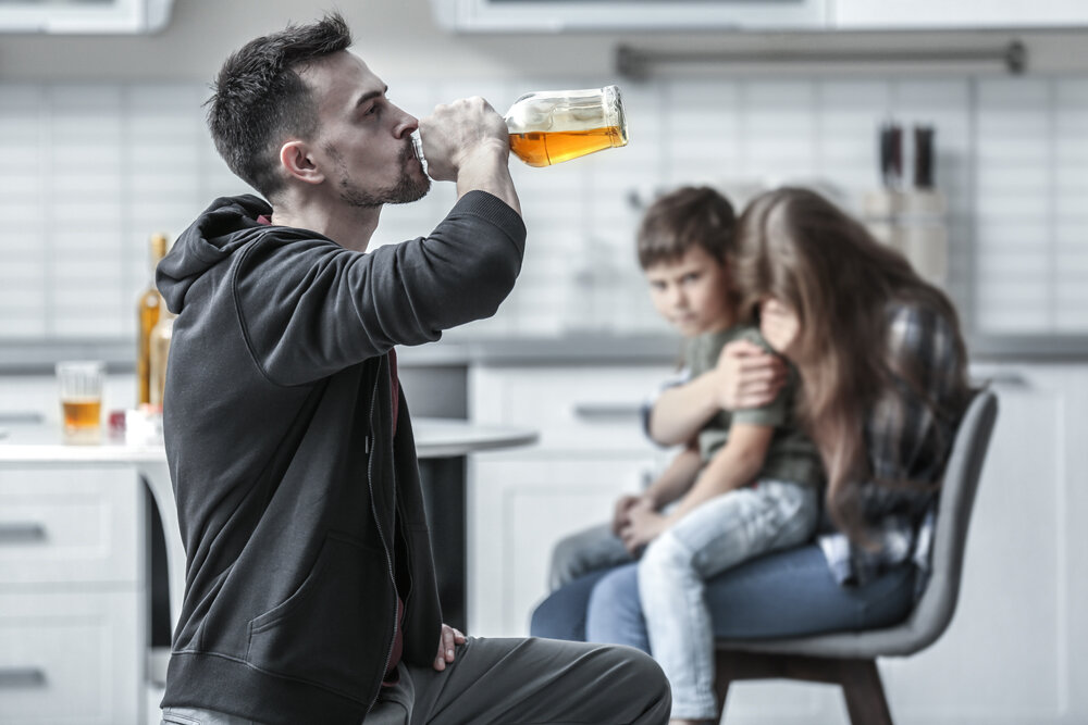 Особенности и последствия повседневного употребления алкоголя (источник изображения: freepik.com)