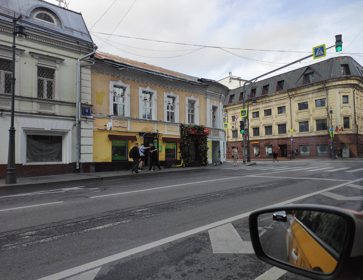 Утром на Солянке пусто. Но скоро тут будет не проехать!