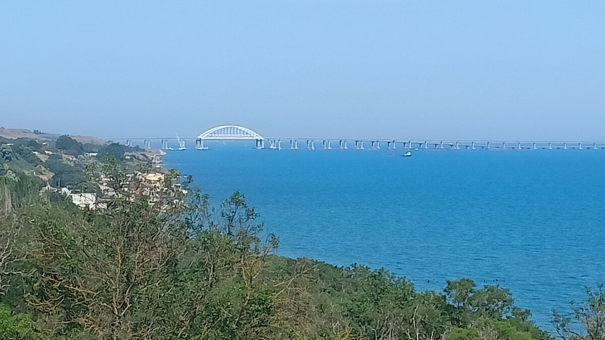 Пляж за остановкой "Институт" в Керчи. Вид на Крымский мост. Фото Елены Кузнецовой, июнь 2024 года.
