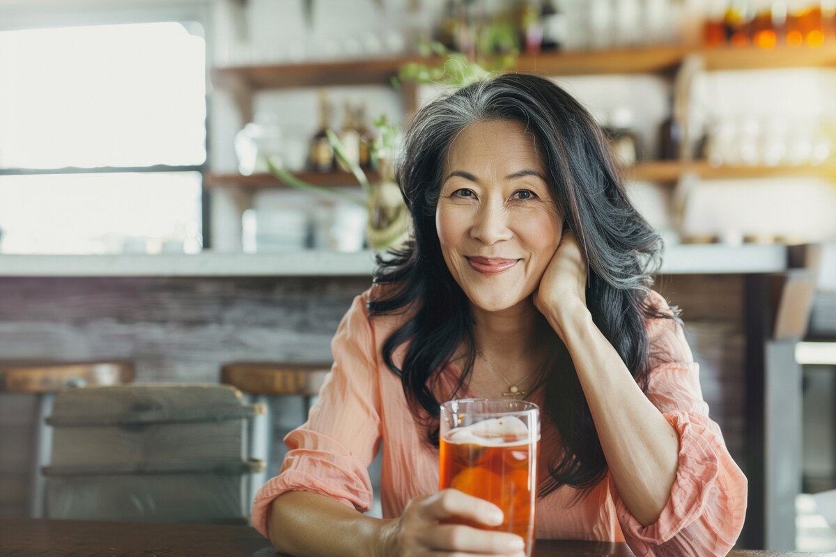 Комбуча славится своими многочисленными полезными свойствами, которые особенно ценны для женщин зрелого возраста.